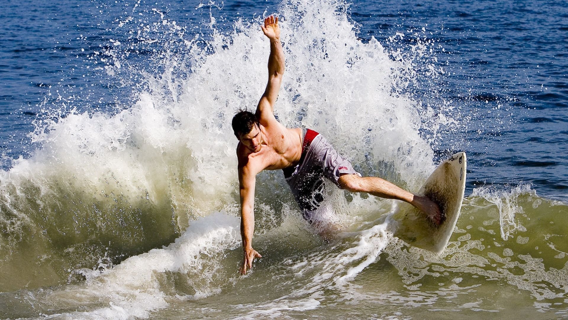 澳大利亚橄榄球赛事吸引大批投资，成为国际橄榄球新阵地，澳大利亚英式橄榄球联赛